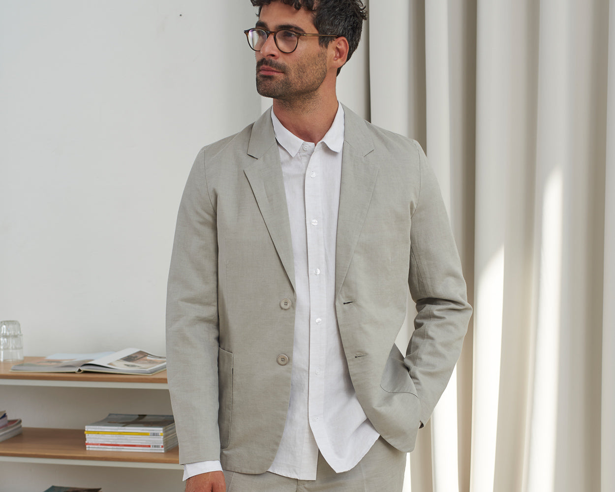 Relaxed light summer suit made from natural linen
